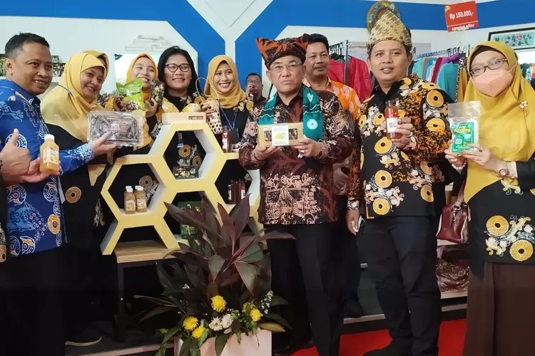 KEGIATAN: Sejumlah produk unggulan UMKM Kota Depok dipamerkan di Indonesia City Expo (ICE) 2022, yang dihadiri Walikota Depok Mohammad Idris, Sekda Depok Supian Suri dan Kepala DKUM Kota Depok Dede Hidayat, yang berlangsung 7-10 Agustus 2022 lalu, di Kota Padang. DKUM FOR RADAR DEPOK