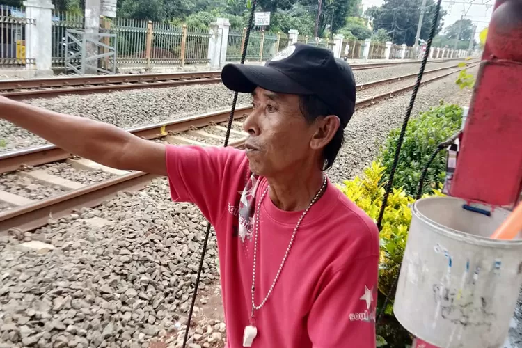 TKP : Tono, saksi yang melihat langsung kejadian pria tertabrak kereta di Ratu Jaya Kota Depok. ANDIKA EKA/RADAR DEPOK