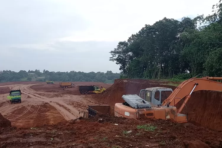 PENGURUKAN : Kegiatan pengurukan Situ Kancil, di RW7 Kelurahan Curug, Kecamatan Bojongsari Kota Depok yang diduga dilakukan PT GPI, Senin (7/11). ANDIKA/RADAR DEPOK