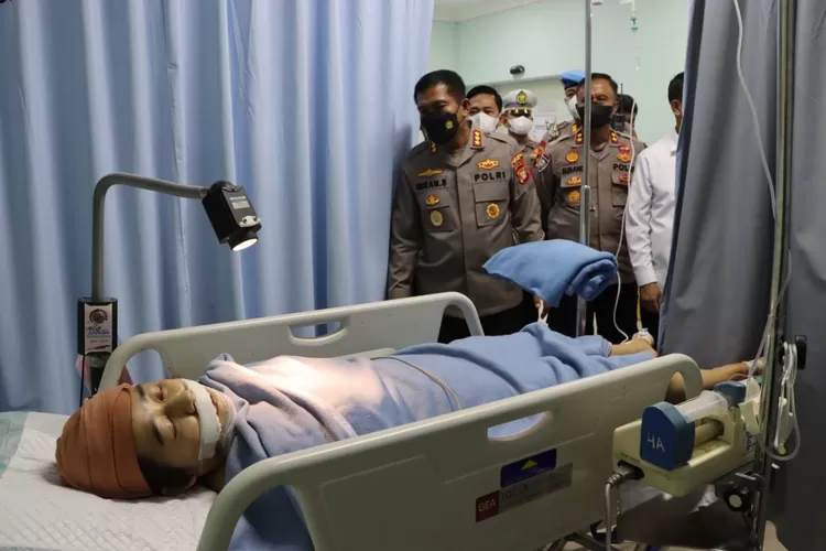 KUNJUNGAN : Kapolres Metro Depok, Kombes Imran Edwin Siregar menjenguk Nila Islamia (31), istri dari Rizky Novyandi Achmad, pelaku pembunuhan anak kandung yang kini dirawat di Rumah Sakit Sentra Medika Depok, Senin (1/11). ISTIMEWA