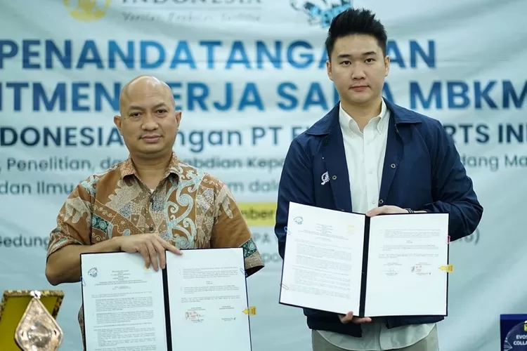 KOLABORASI : EVOS Esport dan FMIPA UI ketika melakukan kolaborasi dalam mewujudkan program MBKM di Aula Sinarmas FMIPA UI, Rabu (23/11). GERARD SOEHARLY/RADAR DEPOK 