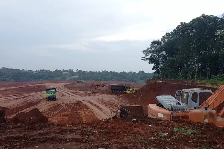 MASIH BERAKTIVITAS : Pengurukan Situ Kancil, Kelurahan Curug, Bojongsari Kota Depok yang diduga dilakukan PT GPI, Senin (7/11). ANDIKA EKA/RADAR DEPOK