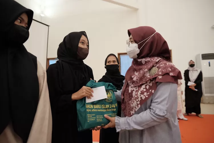 BANTUAN : Ketua TP-PKK Depok, Elly Farida menyerahkan paket bantuan kepada 100 anak yatim di Kecamatan Tapos.ANDIKA EKA/RADAR DEPOK 