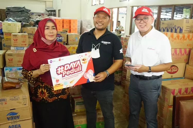 PEDULISESAMA : Bantuan untuk korban bencana gempa bumi dari Daya Group diserahkan kepada Badan Penanggulangan Bencana Daerah (BPBD) oleh Promotion Manager DAM Demmy Firmansyah dan Manager CSR AHM Agus Subagja kepada Kepala Dinas Penanaman Modal Pelayanan Terpadu Satu Pintu Kabupaten Cianjur dan Kepala Bidang Dinas Sosial Kabupaten Cianjur. DOK.DAM