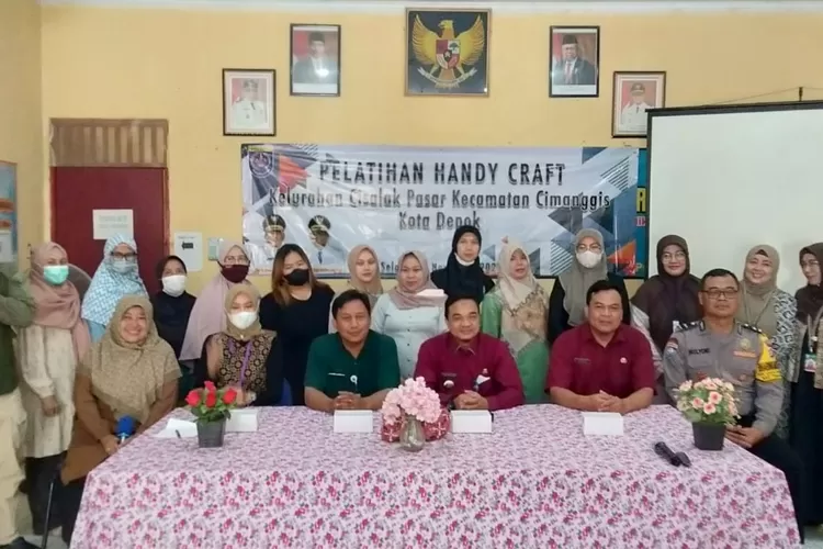 PELATIHAN : Kelurahan Cisalak Pasar memberikan pelatihan kerajinan tangan untuk 25 warganya di aula Kelurahan Cisalak Pasar, Kecmatan Cmanggis, Selasa (22/11). ANDIKAEKA/RADARDEPOK