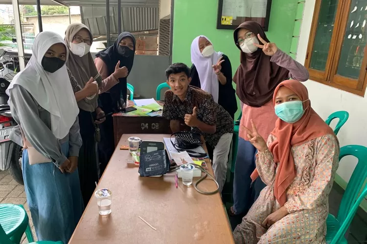 PEMERIKSAAN : Kegiatan Posmaja di Sekretariat RW 8 di samping masjid Al-ikhwan, Kelurahan Jatijajar, Kecamatan Tapos. ANDIKAEKA/RADARDEPOK