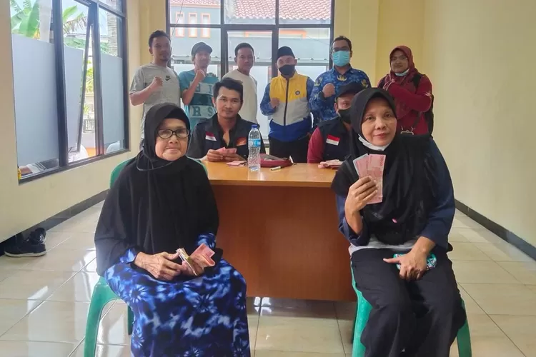 BANTUAN : Penyerahan BLT yang diberikan kepada peserta Program Keluarga Harapan (PKH) warga Kelurahan Ratu Jaya, Kecamatan Cipayung. ANDIKA EKA/RADAR DEPOK