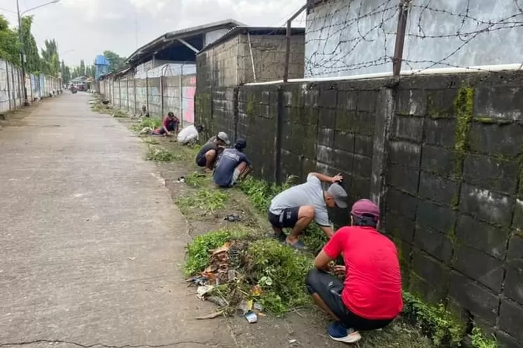 GOTONG ROYONG : Karang Taruna Unit 8 bersama warga RW8 Kelurahan Curug, Kecamatan Cimanggis melakukan kegiatan gotong royong bersih-bersih di sekitar Setu Rawa Kalong. ANDIKA EKA/RADAR DEPOK