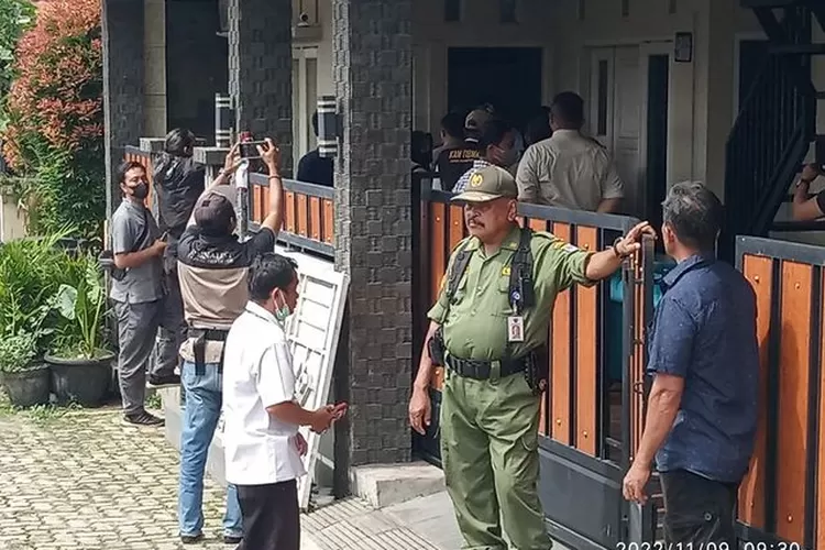 GIAT : Pengamanan Rekonstruksi KDRT oleh Satlinmas Kelurahan Jatijajar dalam membantu Polri Kota Depok di komplek Pondok Jatijajar, Kecamatan Tapos. ANDIKAEKA/RADARDEPOK