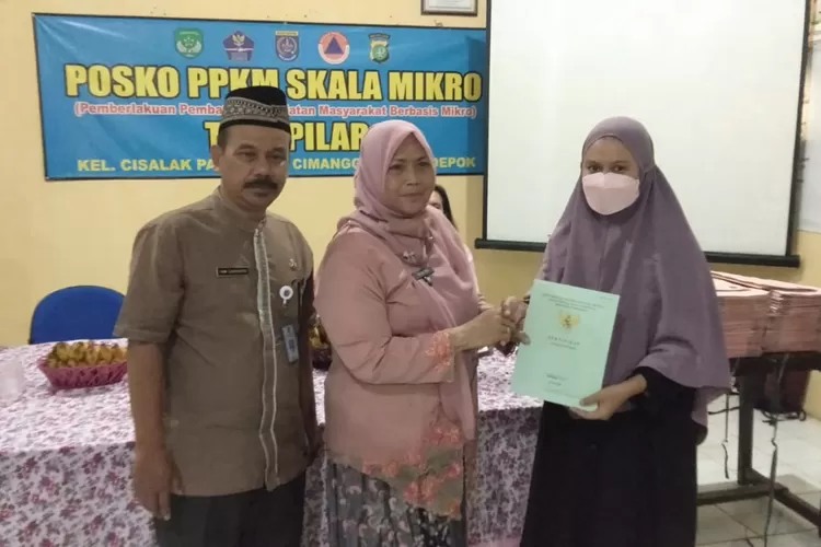 PENYERAHAN : Kelurahan Cisalak Pasar menyerahkan secara simbolis sertifikat Pendaftaran Tanah Sistematis Lengkap (PTSL) dari Badan Pertanahan Nasional (BPN) Kota Depok kepada warga Cipas di Kelurahan Cisalak Pasar, Kecamatan Cimanggis. ANDIKA EKA/RADAR DEPOK