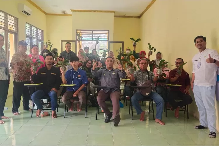PELATIHAN : Kelurahan Ratu Jaya, Kecamatan Cipayung menggelar pelatihan budidaya tanaman hias bagi warganya di Balai Penyuluhan Pertanian (BPP) Dinas Pertanian Kota Depok yang berada di Kelurahan Ratu Jaya. ANDIKA EKA/RADAR DEPOK