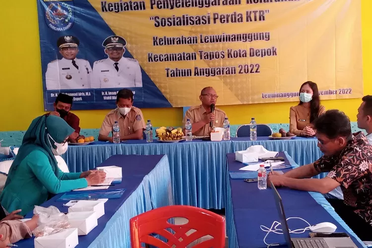 SOSIALISASI : Seusai kegiatan Sosialisasi KTR, Lurah Leuwinanggung, Titin Sumarsih, mantan Lurah Leuwinanggung, Sanan Hidayat dan Kasie Kemas Kelurahan Leuwinanggung, Wawan Setiawan foto bersama nara sumber, pengurus LPM dan para peserta di SMK Madya. ANDIKA EKA/RADAR DEPOK