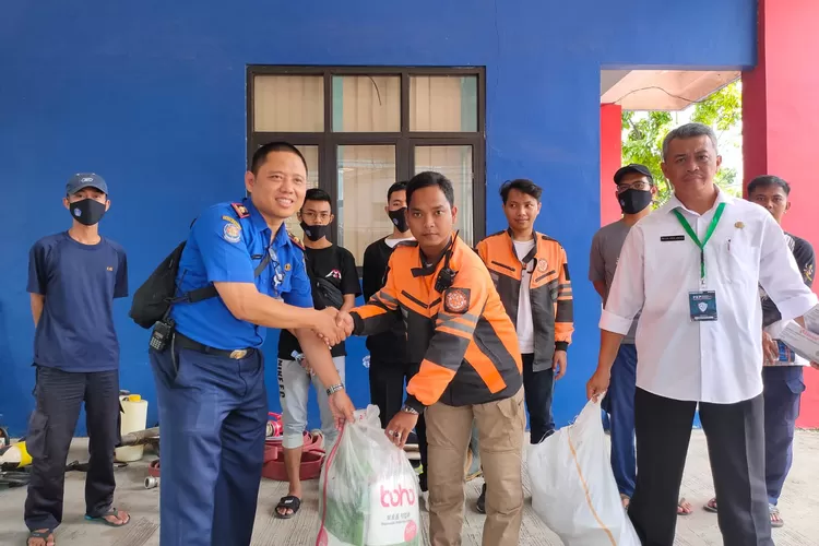 PEDULI : Pembagian sarung tangan dan masker kepada belasan relawan di UPT Damkar Cipayung, Kecamatan Cipayung, Rabu (2/11). ANDIKA EKA/RADAR DEPOK