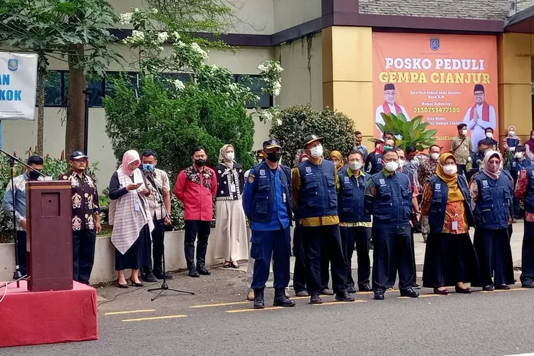 PELEPASAN : Wakil Walikota Depok Imam Budi Hartono melepas para relawan Depok Peduli di halaman Balaikota pukul 12:30 WIB, Kamis (24/11). PUTRI AISYAH/RADAR DEPOK