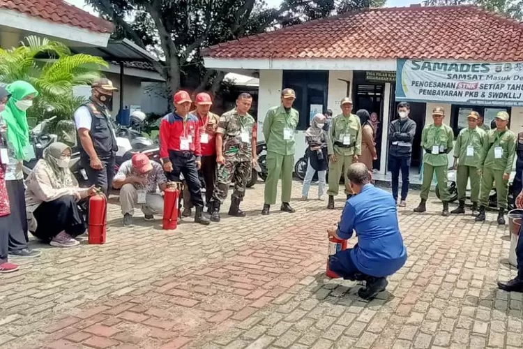 WASPADA : Pelatihan Tanggap Bencana yang dilaksanakan selama 3 hari, yaitu 21-23 November 2022, dibina oleh UPT Pemadam Kebakaran dan Dinas Sosial, di Kelurahan Kalimulya. WILDAAPRIYANI/RADARDEPOK