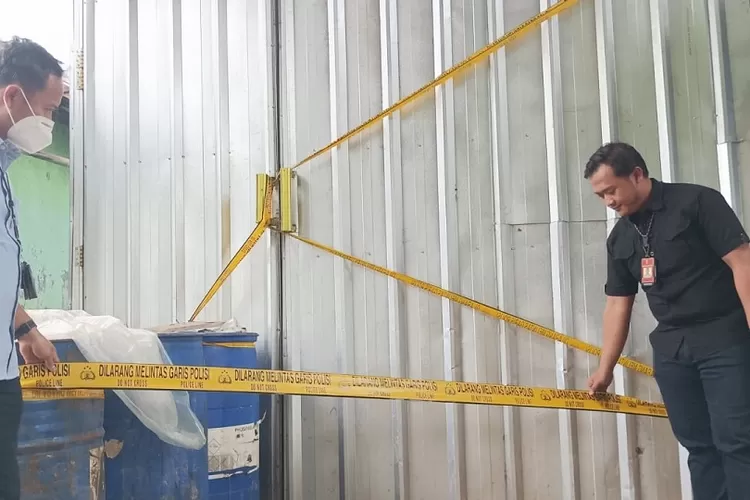 TEMUAN: Warga sekitar dibuat geger dengan temuan 59 drum senyawa kimia perusak ginjal oleh BPOM RI Bersama Bareskrim Polri di Jalan Damai RT2/13, Kelurahan/Kecamatan Tapos, Kota Depok, Rabu (9/11). FOTO-FOTO : ANDIKA-ASHLEY/RADAR DEPOK