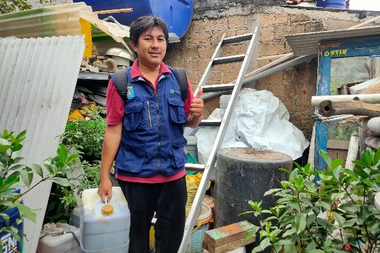 PENYIMPANAN : Pada salah satu bangunan, letaknya di Nomor 60, di RT3/4, Kelurahan/Kecamatan Sukmajaya, Depok. Menyimpan banyak jerigen Minyak Jelantah.