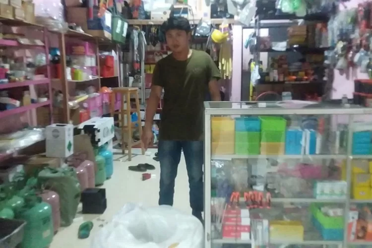 TKP : korban, Bayu sedang menunjukan tempat barang yang berhasil di bobol maling. ANDIKA EKA/RADAR DEPOK 