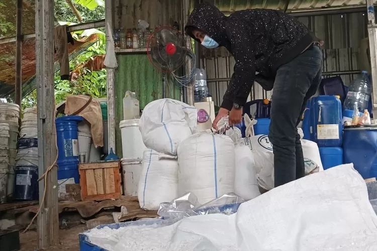 TEMUAN: Warga sekitar dibuat geger dengan temuan 59 drum senyawa kimia perusak ginjal oleh BPOM RI Bersama Bareskrim Polri di Jalan Damai RT2/13, Kelurahan/Kecamatan Tapos, Kota Depok, Rabu (9/11). ANDIKA/RADAR DEPOK