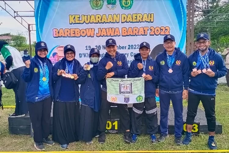 JUARA : Tim Panahan Barebow Kota Depok memborong medali di Kejuaraan Daerah Barebow Jawa Barat 2022, Minggu (20/11). Audie Salsabila/Radar Depok 