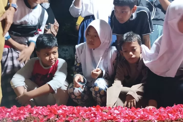 DIMAKAMKAN : KCP korban pembunuhan oleh ayahnya dimakamkan di di TPU Dua Jatijajar, Kelurahan Jatijajar Tapos Kota Depok, Selasa (1/11) malam. ANDIKA EKA/RADAR DEPOK