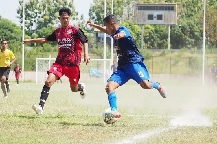 BERLAGA : Pemain Persikad 1999 ketika menunjukan kebolehannya dalam Liga 3 Seri 2 Jawa Barat, beberapa waktu lalu. DOK. PERSIKAD 1999