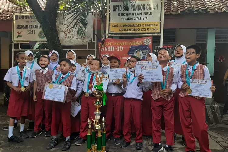 PRESTASI : Siswa-siswi SDN Pocin 1 memenangkan lomba pencak silat tingkat SD Se-Depok baik di kategori putri maupun putra di GOR Kota Depok pada 11-13 November 2022. ASHLEY/RADAR DEPOK