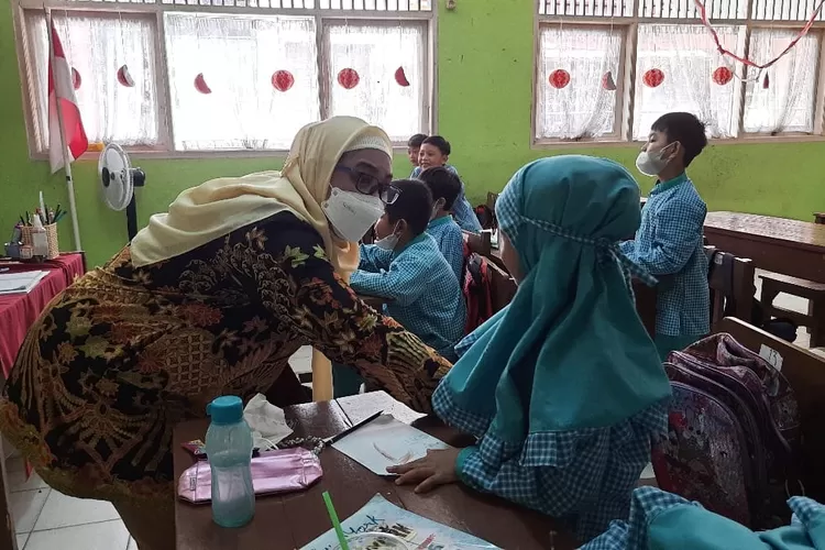 SAMBANGI : Komisioner KPAI kunjungi SDN Pondok Cina 1, guna mendengarkan aspirasi orang tua dan murid, di Jalan Stasiun Pondok Cina, Kelurahan Kemirimuka, Kecamatan Beji, Kota Depok, Jumat (18/11). ASHLEY/RADAR DEPOK
