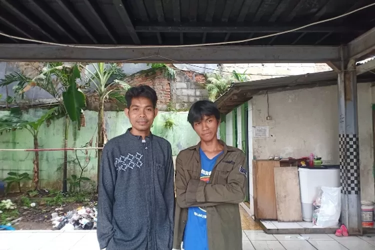 AKRAB : Alumni Sekolah Master, Julpan Simanjuntak (kanan) dengan Kepala Bidang Pengelolaan SMP Sekolah Master, Muhammad Nasyir Al Ghifari. Bunga Rae Maden/Radar Depok  