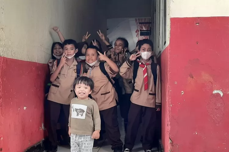 BAHAGIA : Kendati sekolahnya terjadi polemik, seluruh sejumlah siswa SDN Pocin 1 masih bisa bahagia layaknya anak-anak di Kota Depok. FOTO-FOTO : ASHLEY/RADAR DEPOK