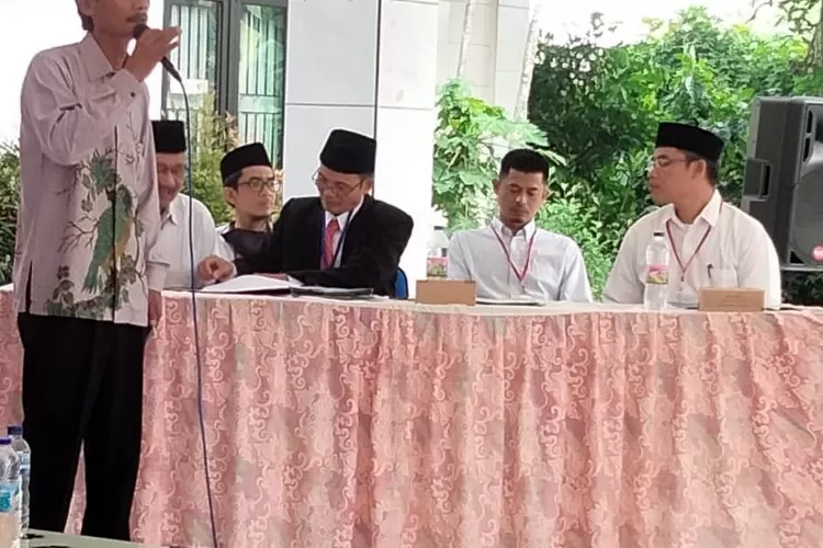 MEMILIH : Pemilihan Lembaga Pemberdayaan Masyarakat (LPM) di Aula Kantor Kelurahan Tapos Kota Depok pada Minggu (27/11). ANDIKA EKA/RADAR DEPOK