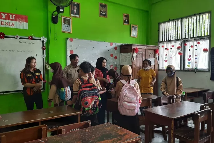 KONSISTEN : Terdapat 280 siswa SDN Pondok Cina 1 Kota Depok masih menjalankan Kegiatan Belajar mengajar di sekolah meski sudah lebih dari seminggu tak ada guru yang datang mengajar, Rabu (23/11). ASHLEY FOR RADAR DEPOK