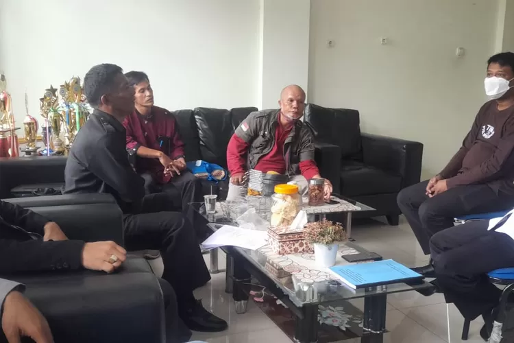 KOMPAK : Ketua Paguyuban warga Kampung Merah Putih, Syarief Nurdin, didampingi Pembina Kampung Merah Putih Afiliu dan warganya ketika mendatangi Kelurahan Sukatani, Rabu (7/12). GERARDSEOHARLY/RADARDEPOK