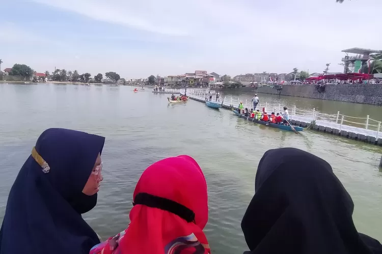SERU : Suasana masyarakat saat menikmati Festival Perahu Naga Kota Depok di Situ Rawa Kalong, Sabtu (3/12). ANDIKAEKA/RADARDEPOK.