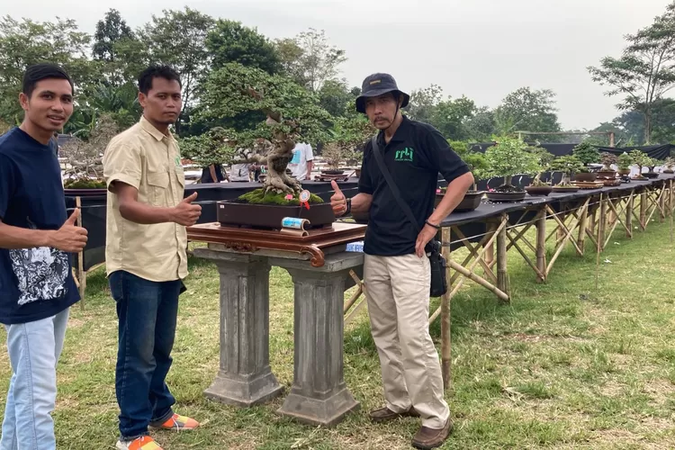 ACARA : Pameran Bonsai yang di adakan oleh PPBI Cabang Kota Depok di Lapangan Bola Chikal, Kelurahan Tapos, Kecamatan Tapos, Depok, Minggu (4/12). ANDIKA EKA/RADAR DEPOK