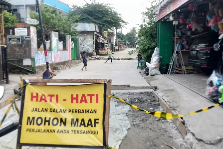 PERBAIKAN : Proyek pembangunan jalan ruas jalan Gadog di wilayah Kelurahan Cisalak Pasar, Kecamatan Cimanggis, Kota Depok molor dari target waktu penyelesaian yang telah ditentukan. ANDIKA EKA/RADAR DEPOK
