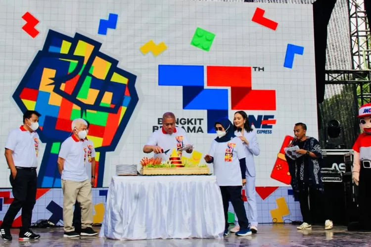 HUTJNE : Direksi JNE saat merayakan HUT 32 Tahun JNE, yang juga digelar bersama anak yatim dan piyatu. DOK.JNE