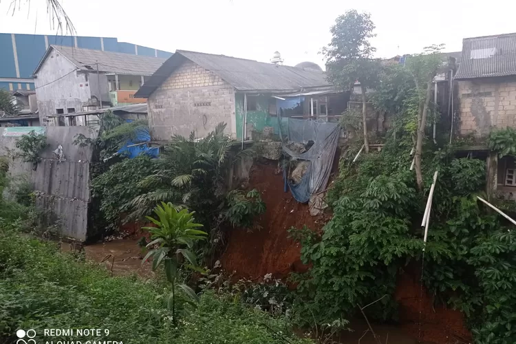 TKP : Akibat tanah longsor yang terjadi pada Sabtu (10/12), Dua rumah di RT1/3, Kelurahan Jatijajar, Kecamatan Tapos kondisinya memprihatinkan. ANDIKA EKA/RADAR DEPOK