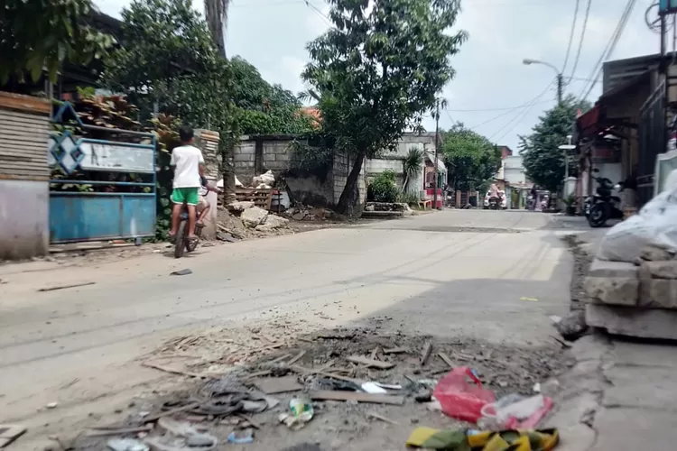 PERBAIKAN : Proyek jalan Gadog Raya yang berada di Kelurahan Cisalak Pasar, Kecamatan Cimanggis, yang sempat mundur dari target pengerjaanya yang sempat di keluhkan orang warga sekitar, kini sudah selesai pengecoran dan jalan tersebut sudah bisa di lalui oleh warga sekitar. ANDIKA EKA/RADAR DEPOK