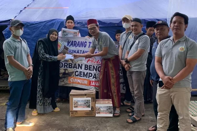 BANTUAN : Karang Taruna (Katar) RW 22 Kelurahan Sukatani, Kecamatan Tapos memberikan bantuan kepada korban gempa Cianjur. ANDIKA EKA/RADAR DEPOK