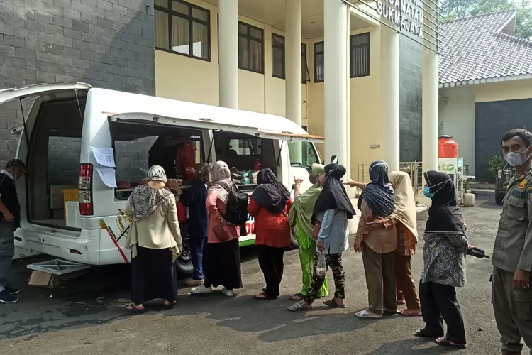 BANTUAN : Suasana warga saat mendatangi kegiatan GPM di halaman Kantor Kecamatan Sukmajaya, Selasa (06/12). ANDIKA EKA/RADAR DEPOK