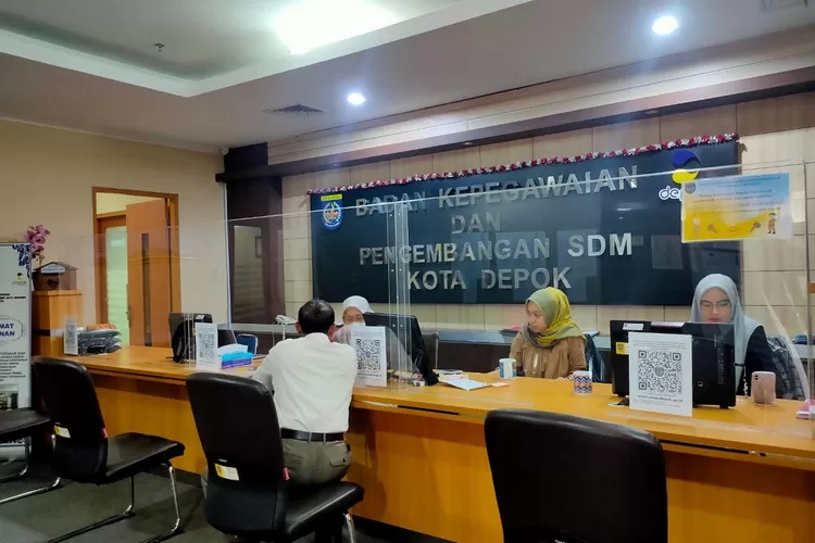 BKPSDM : Pelaksanaan seleksi kompetensi PPPK Nakes berbasis CAT dimulai hari ini, Selasa (6/12). Dilaksanakan di 15 titik lokasi dengan tiga sesi waktu. Beginilah suasan kantor BKPSDM Kota Depok, Selasa (6/12). WILDA APRIYANI/RADAR DEPOK