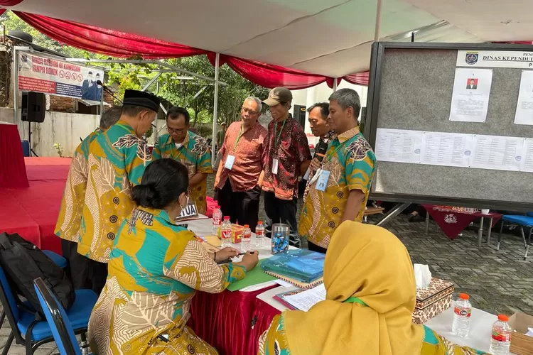 PEMILIHAN : Proses pemilihan Ketua Lembaga Pemberdayaan Masyarakat (LPM) Kelurahan Sukatani. ANDIKA EKA/RADAR DEPOK
