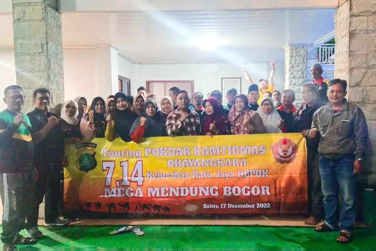 GUYUB : Pokdarkamtibmas Sub Sektor 714 Kelurahan Ratu Jaya adakan kegiatan silaturahmi rutin bersama yang bertempat di Wisma Alesta, Megamendung, Puncak, Bogor, Sabtu (17/12). ANDIKA EKA/RADAR DEPOK