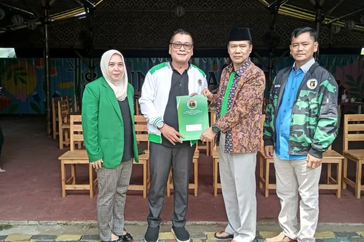 Insert : Disaksikan Legislator PPP Depok, Qonita Lutfiyah dan Sekretaris DPC PPP Kota Depok, Mamun Pratama, Ketua DPC PPP Kota Depok, Mazhab HM menerima berkas pendaftaran dari Iing Hilman sebagai Bacaleg DPR RI untuk Dapil Jawa Barat VI di Saung Bambu Cafe & Resto di Kelurahan Bedahan, Kecamatan Sawangan, Minggu (4/12). RICKY/RADARDEPOK