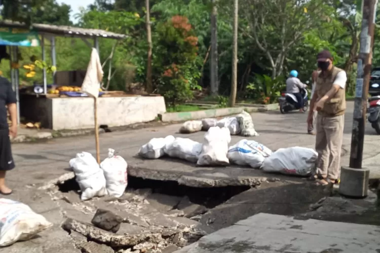 AMBLES : Kondisi aspal yang terletak di Perumahan Vila Pamulang, Jalan Taqwa Raya, RT3/10, Kelurahan Pondok Petir, Kecamatan Bojongsari, Minggu (4/12). ALDY RAMA/RADAR DEPOK