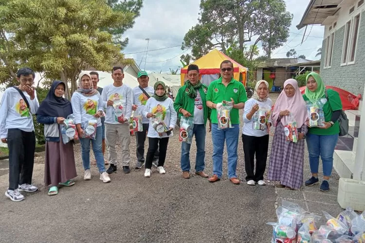 PEDULI : Divisi kemanusiaan DPC PPP Kota Depok, yakni HSP dan KOMPAQ saat menyalurkan bantuan untuk korban gempa bumi di Cianjur. Istimewa