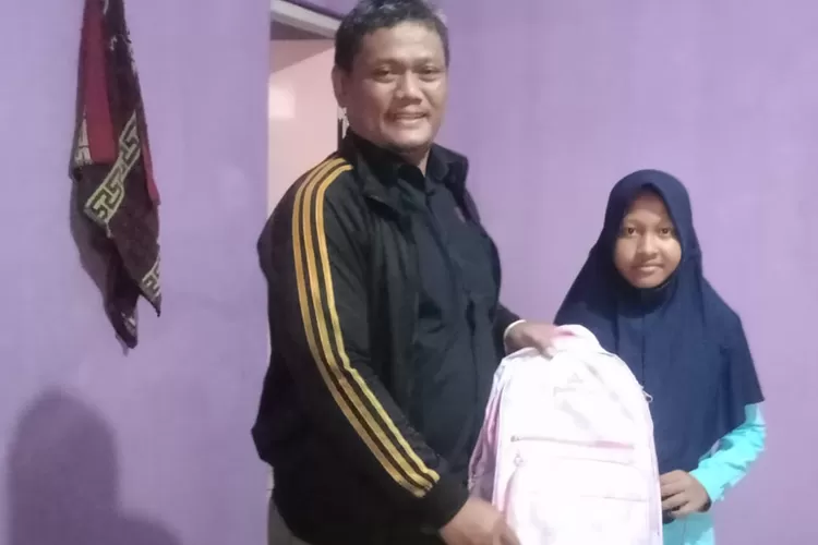 PEDULI : Ketua DKR Kota Depok, Roy Pangharapan saat memberikan bantuan perlengkapan sekolah kepada anak yatim yang sempat putus sekolah. RICKY/RADARDEPOK