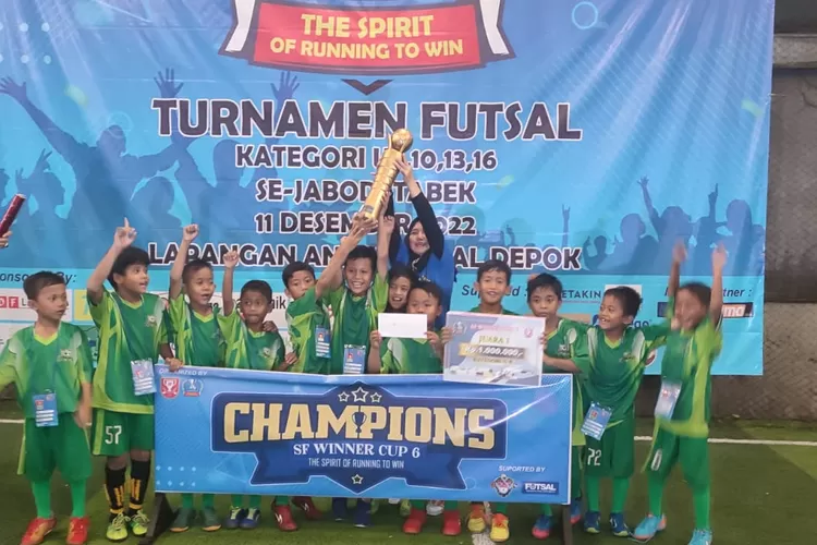 JUARA : Ketua Panitia, Bervilia Sari menyerahkan tropi kepada juara dalam SF Winner Turnamen Futsal Kategori U8, U10, U13, dan U16 di Lapangan Andik Futsal, Jalan Raya Margonda, Kelurahan Depok, Kecamatan Pancoranmas, Minggu (11/12). Istimewa