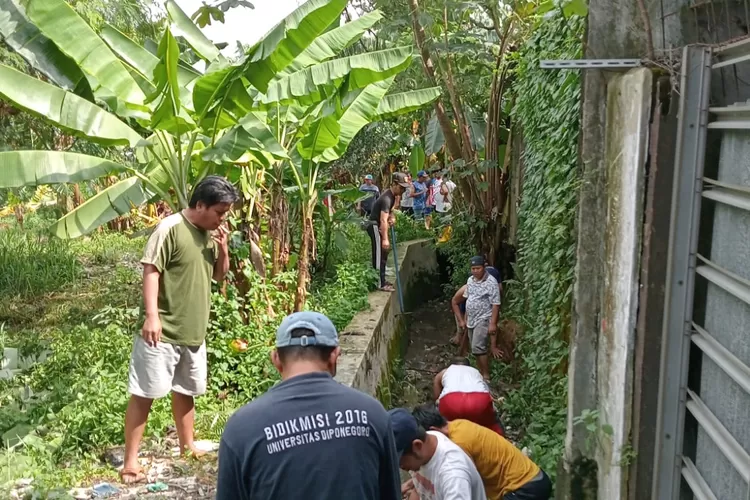 GOTONG ROYONG : Masyarakat RW15 Kemirimuka giat bersih-bersih lingkungan sekitar, Minggu (4/12). ALDY RAMA/RADAR DEPOK